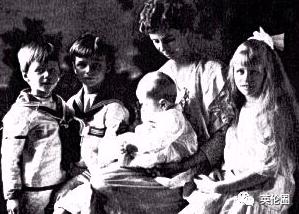 英国国王怎么也想不到，给他设计的童装在157年后火成这样