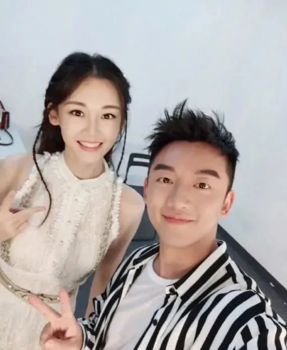 郑恺苗苗晒照庆祝结婚一周年,郑恺苗苗互相晒照庆祝结婚一周年