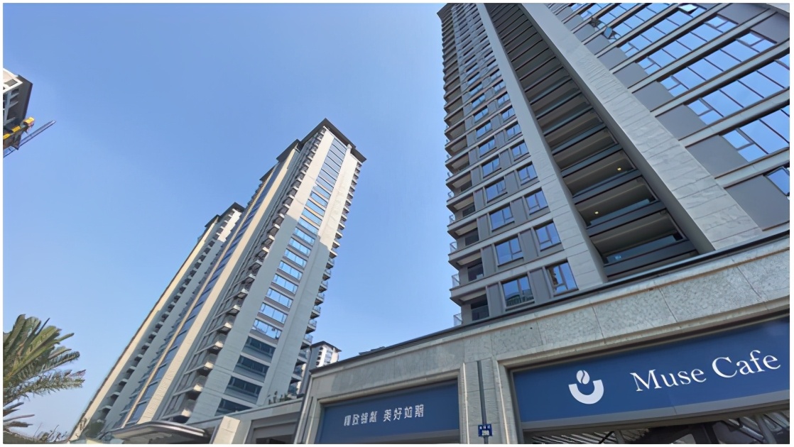 电梯因暴雨变水帘洞漏水,小区渗水地下室成水帘洞