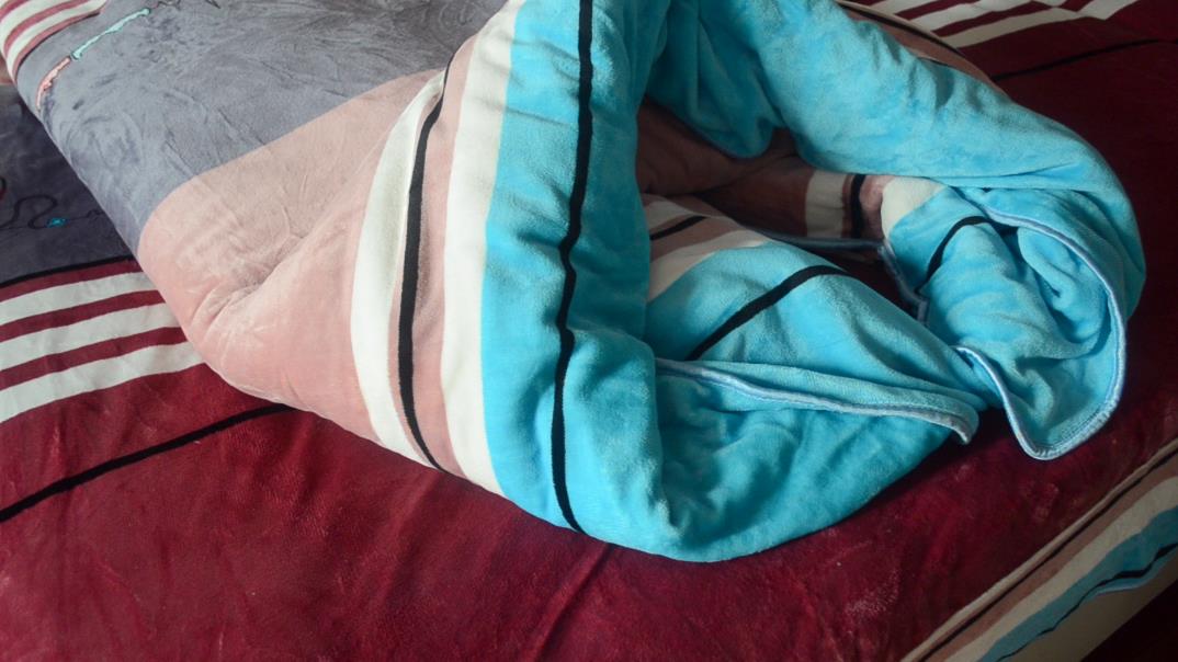 冬天被子冷教你一招,冬天睡觉被子盖法