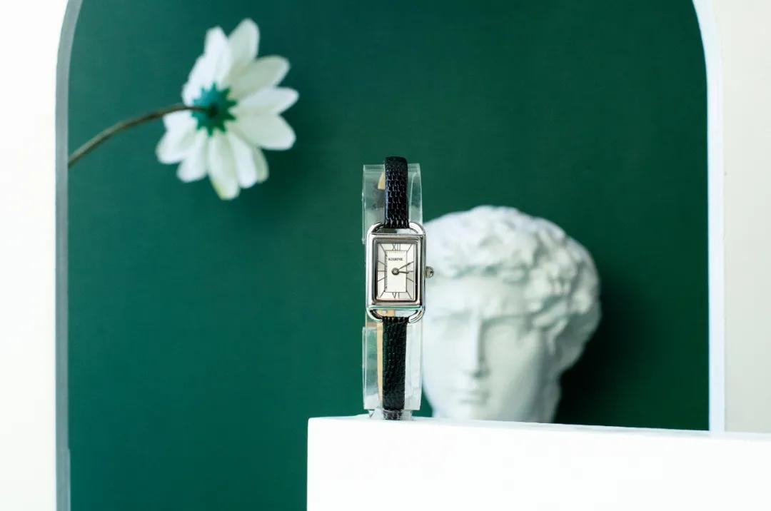 送这被夸有品位!三吉彩花同款腕表,女友戴了爱不释手