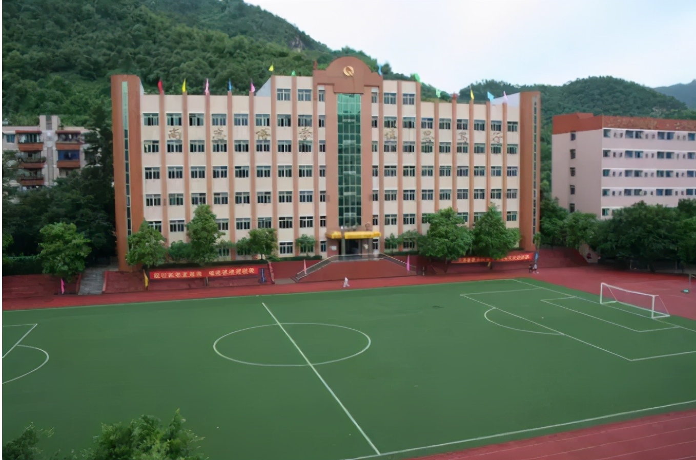 重庆哪所学校环境最好,重庆最美学校