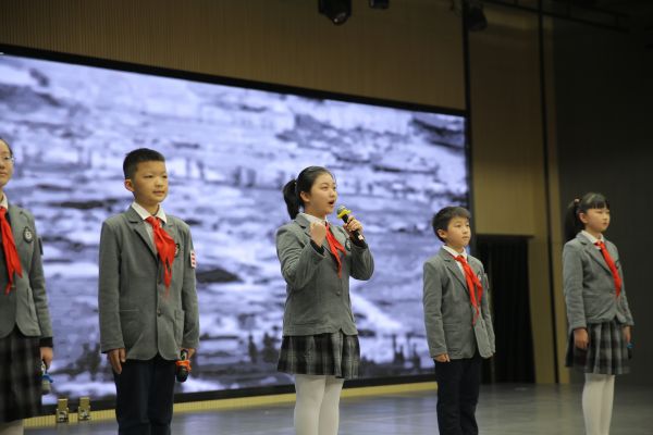 139.9万武汉伢开学啦!学*党**史学英雄开启新学期第一课