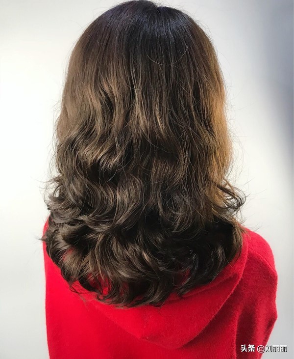 好看又时尚的发型最新款,40-50岁洋气烫发型中长发大圆脸