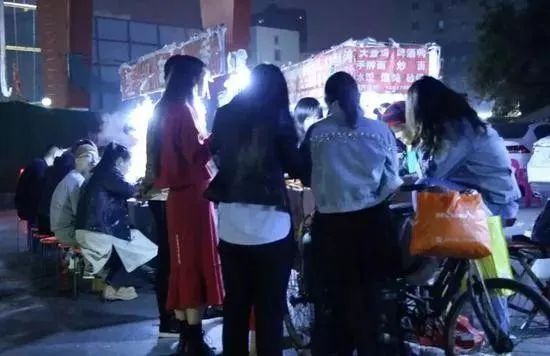 这家炸串店开了二十多年，门前天天排长队，老洛阳人最惦记