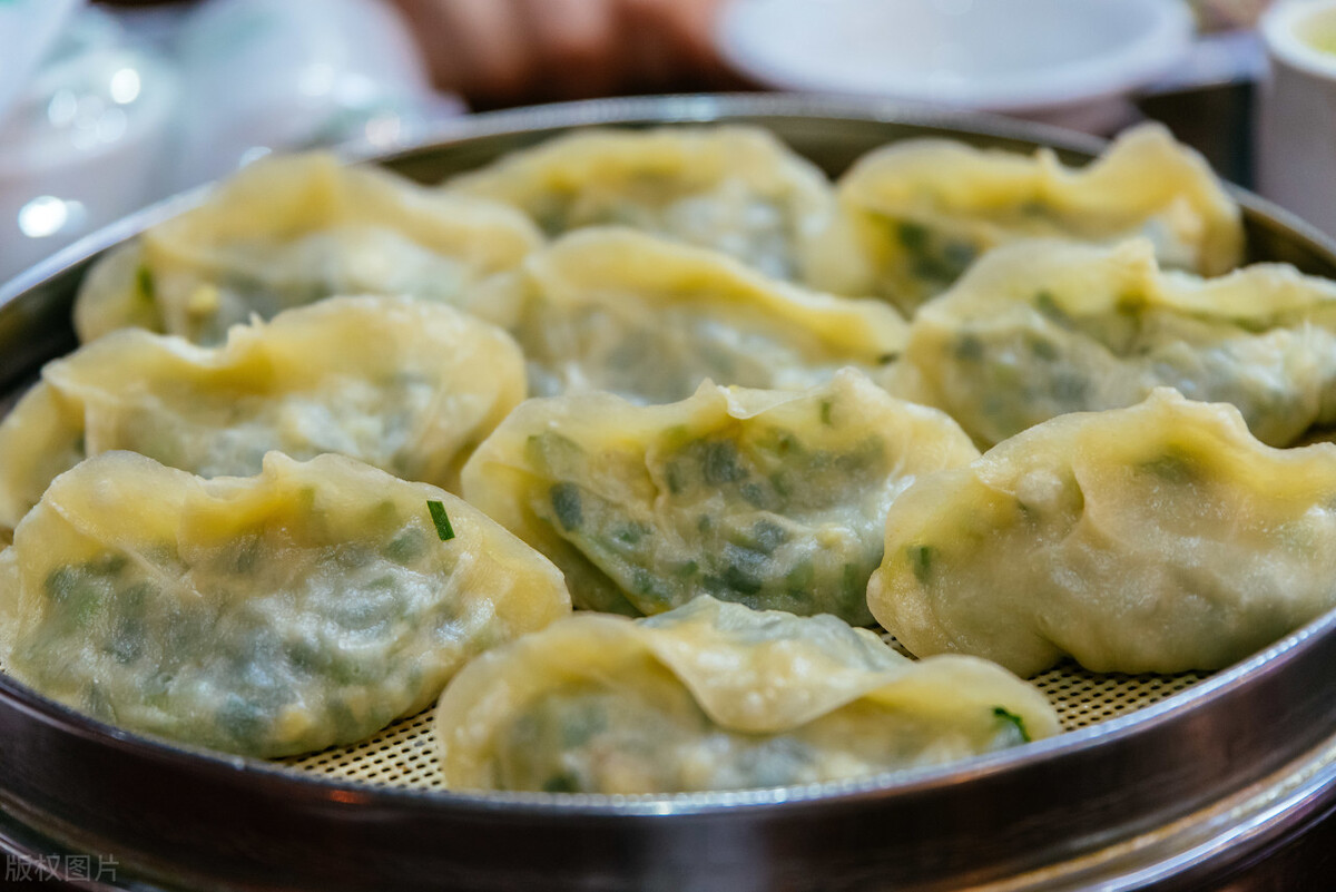 河南大妈卖传统小吃,摆摊卖半成品小笼包蒸饺