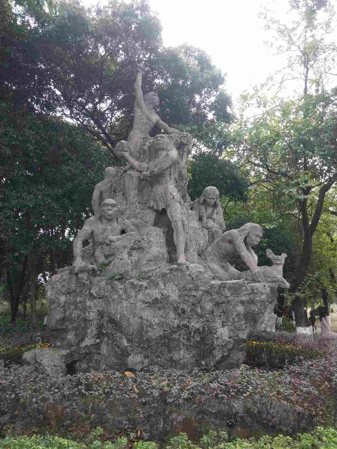 情知不久须相见，一日甚三秋，愁来不自由。‖马坝人遗址公园