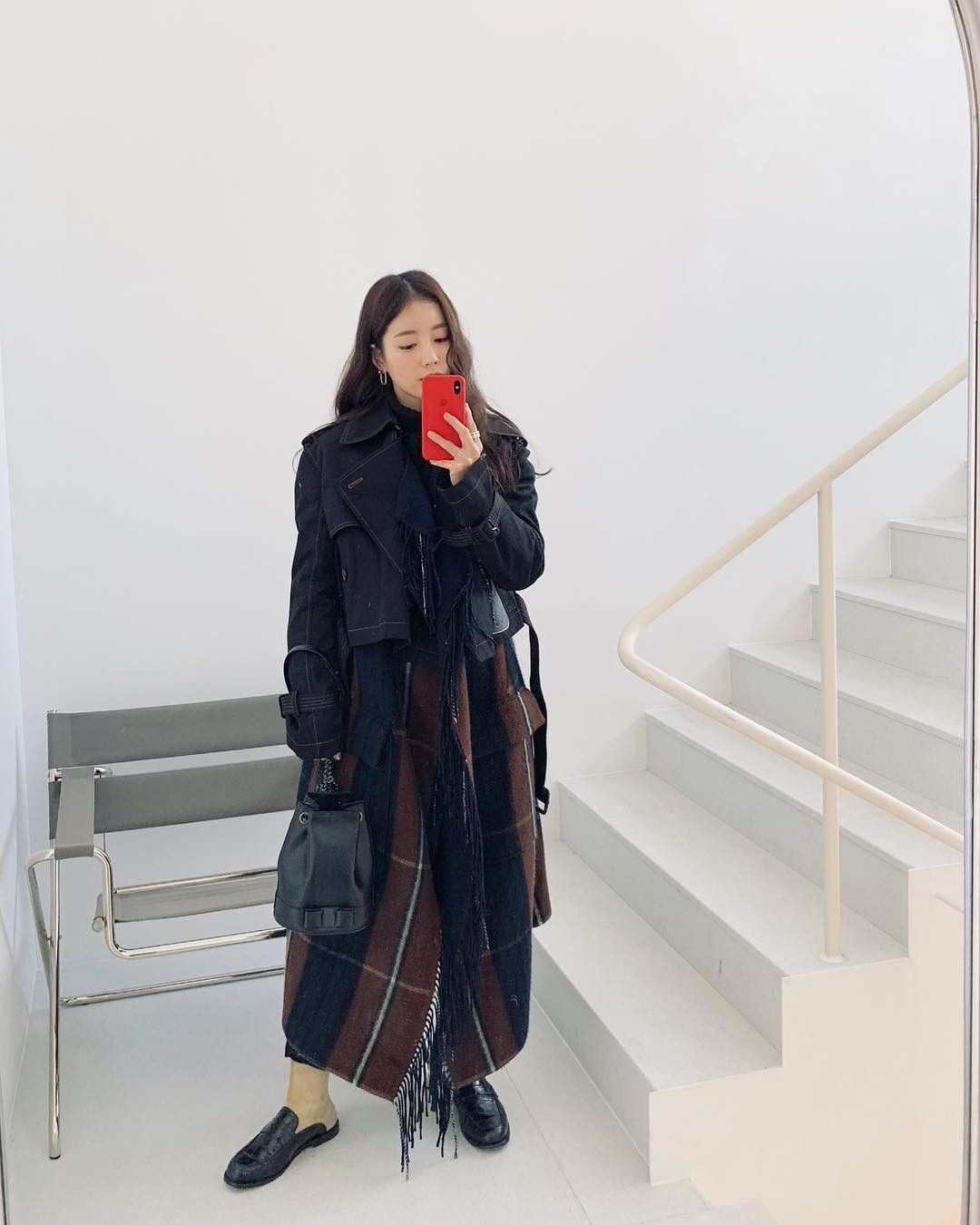 韩国小姐姐日常穿搭太有个性了!镂空长裙+黑夹克背心展现野性美