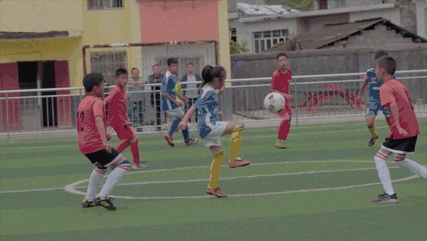 农村小女孩逆袭改变命运,贵州十一岁女孩踢足球