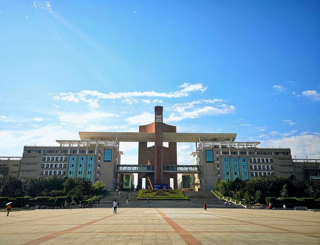 这是性价比很高的政法大学，录取分偏低，认可度却超过很多985