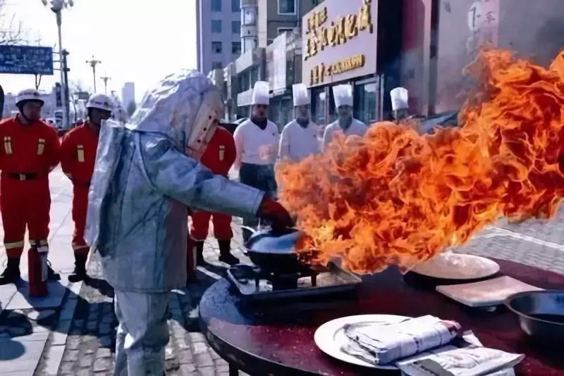 高楼失火到底往上跑还是往下跑,高楼失火往哪跑