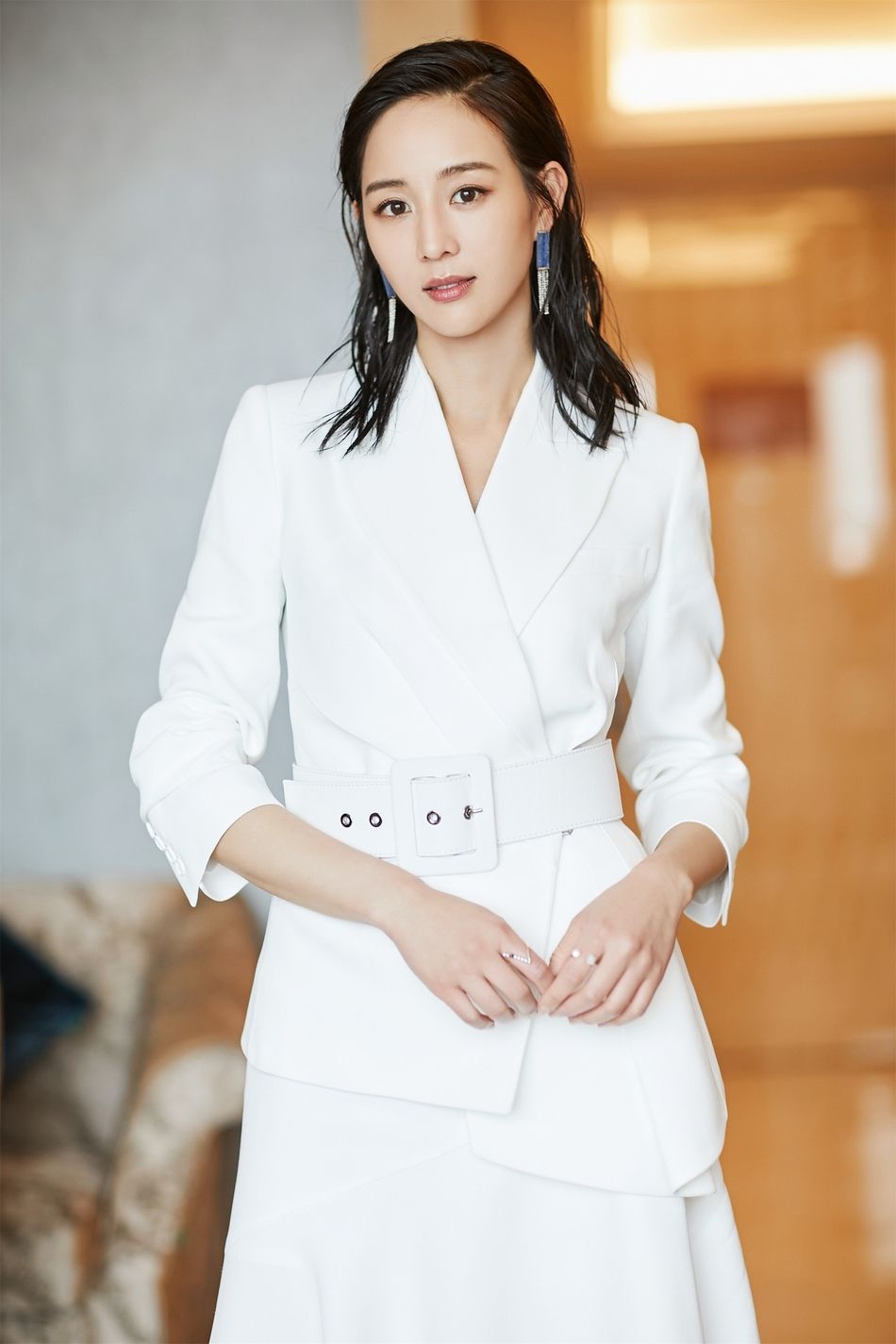 李宇春一身绿色百褶裙现身,李宇春中性风短裤