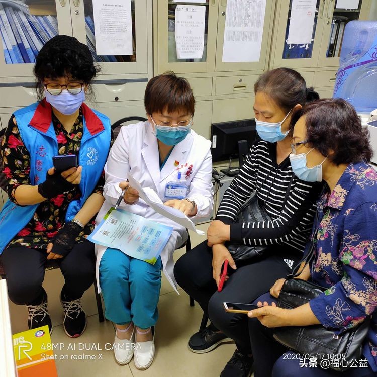 医院志愿者服务队,医院志愿者坚持上岗