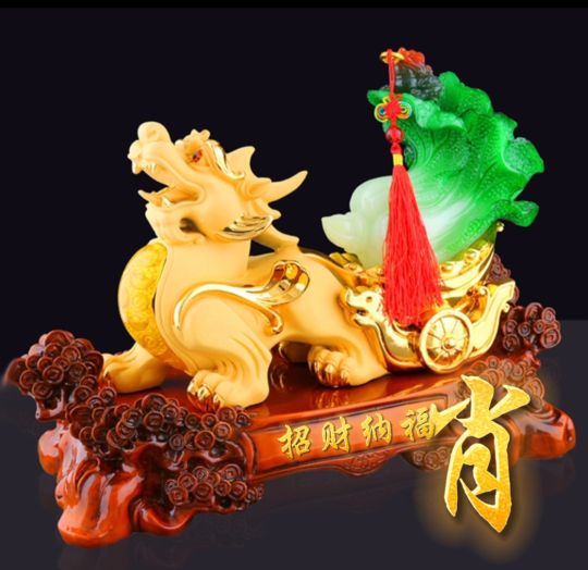 招财辟邪金色貔貅头像,背上有金元宝的貔貅招财纳福