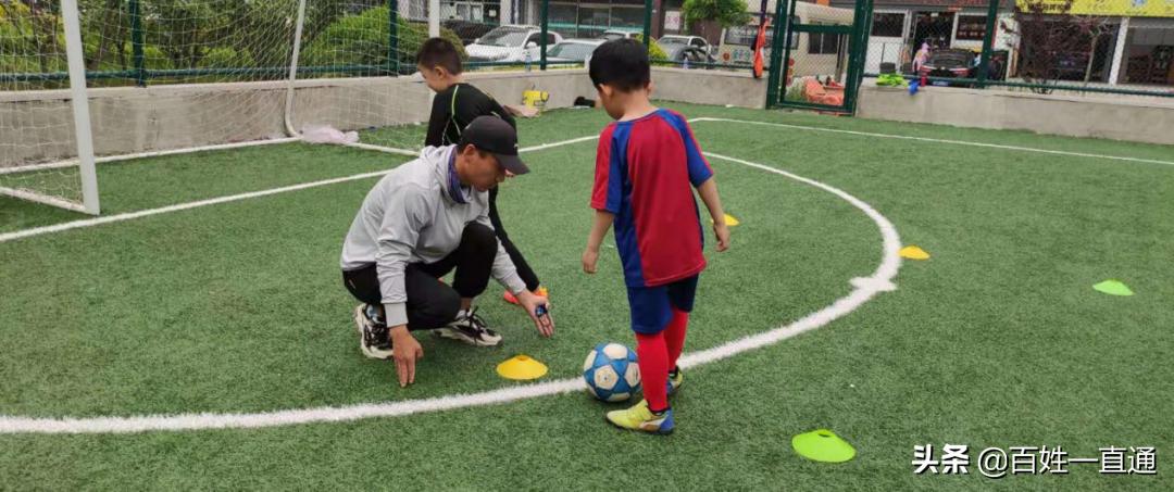 畅享绿茵场,我心尽飞扬—烟台市莱山区锐风体育教练举行足球训练