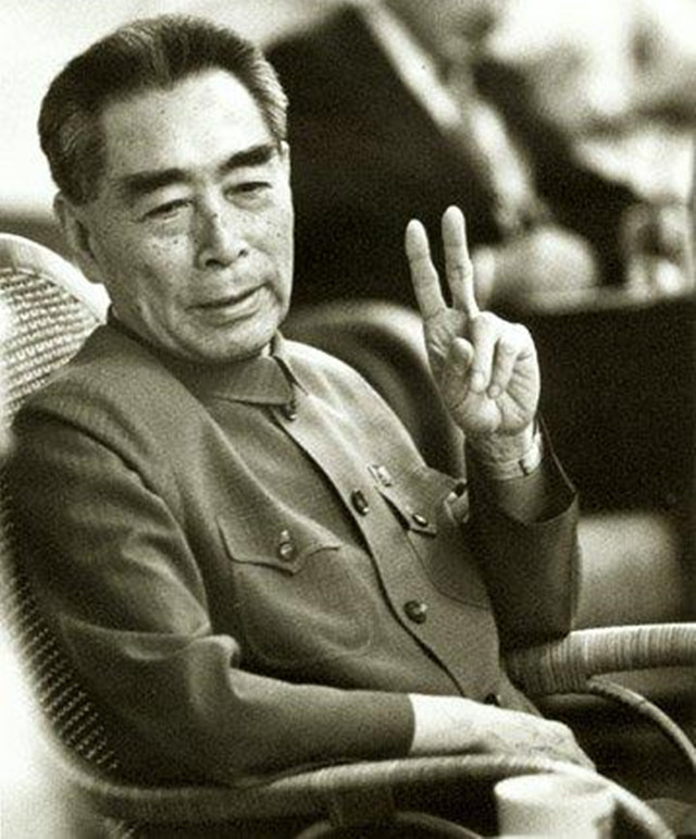 宴会上，国宝九龙杯失窃，周恩来只用一招，让外宾主动上交