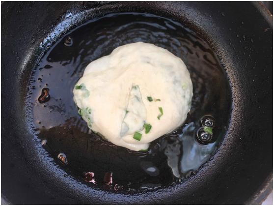 不用排队了！上海阿大葱油饼在家就能做，个个香酥脆，孩子抢着吃