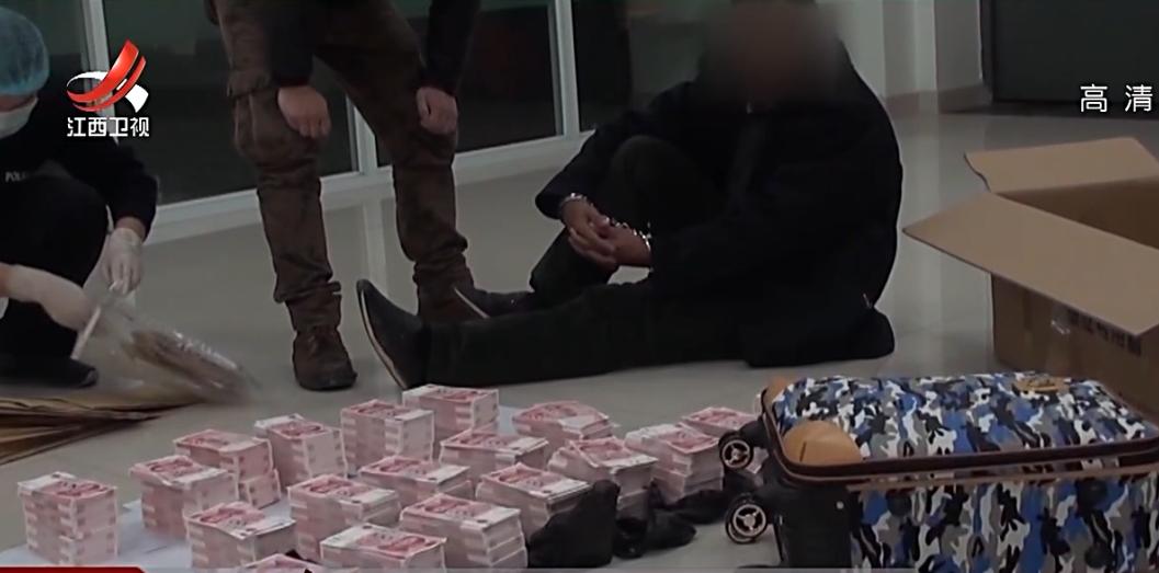 造假币的老汉被抓,高仿品冒充正品诈骗