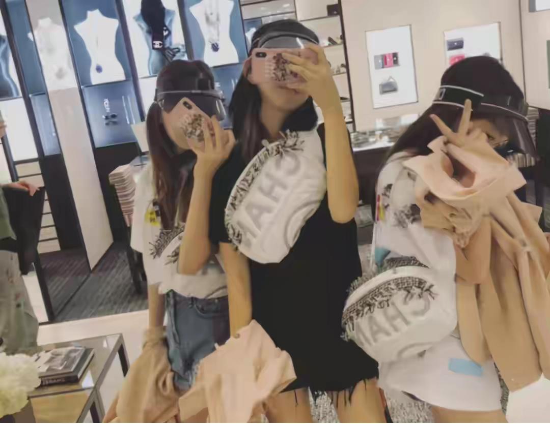 十四岁李嫣与朋友相聚穿水手服,15岁李嫣紧跟潮流