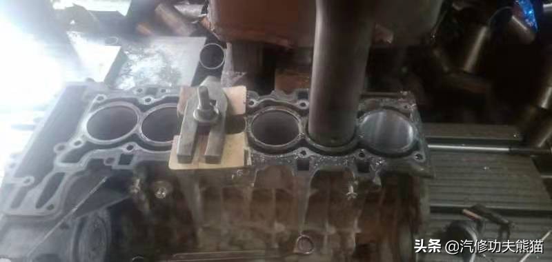 宝马e90325i2007款,宝马e90漏机油通病