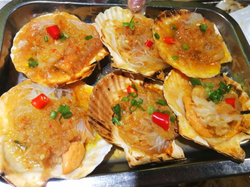 阳春四月夜，8男1女在郑州政七街花680块钱怼烤串，咧两瓶红花郎