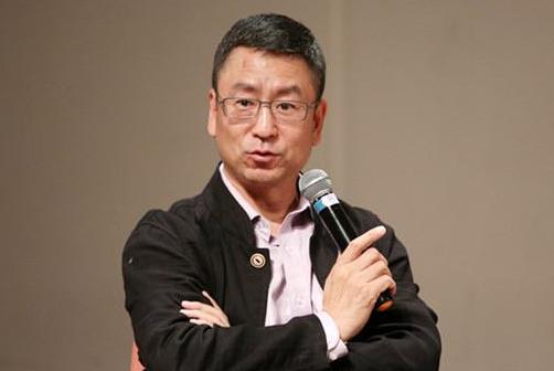 悲凉白岩松：8岁丧父，被自杀被骂拒天价死守央视，也有难言之隐