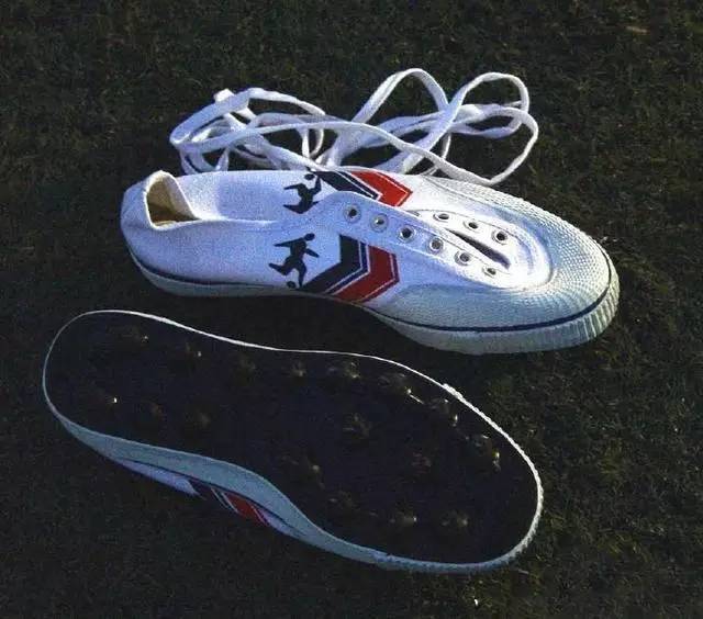 aj鞋子历史介绍,70年代前的科幻aj鞋子