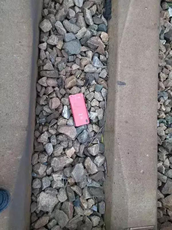 坐火车手机掉厕所掉轨道上会赔吗,手机掉到火车厕所里了怎么办