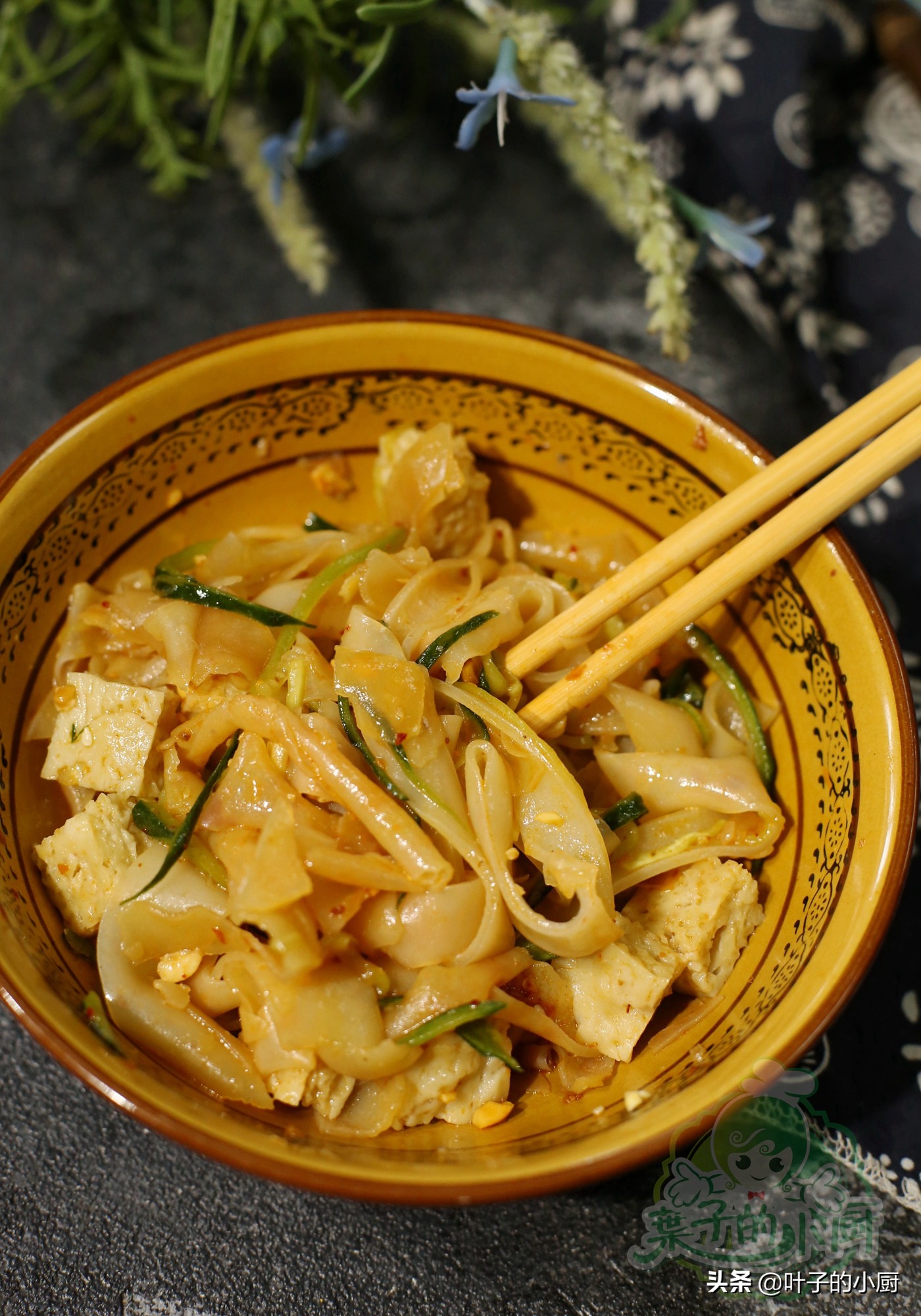 正宗凉皮做法超详细教程,正宗凉皮的做法与配方全过程