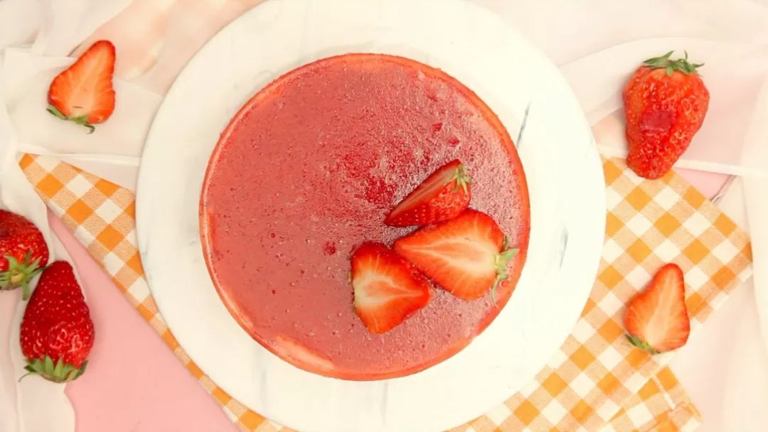 满满的草莓香味的慕斯，不用烤箱就能做、简单快手！