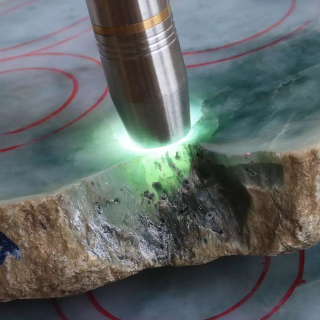 翡翠和玉有什么区别哪个贵,玛瑙翡翠和玉的区别是什么