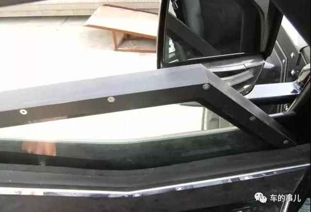 1500万的骑士十五世去洗车，洗车工直摇头：装甲车我们洗不了