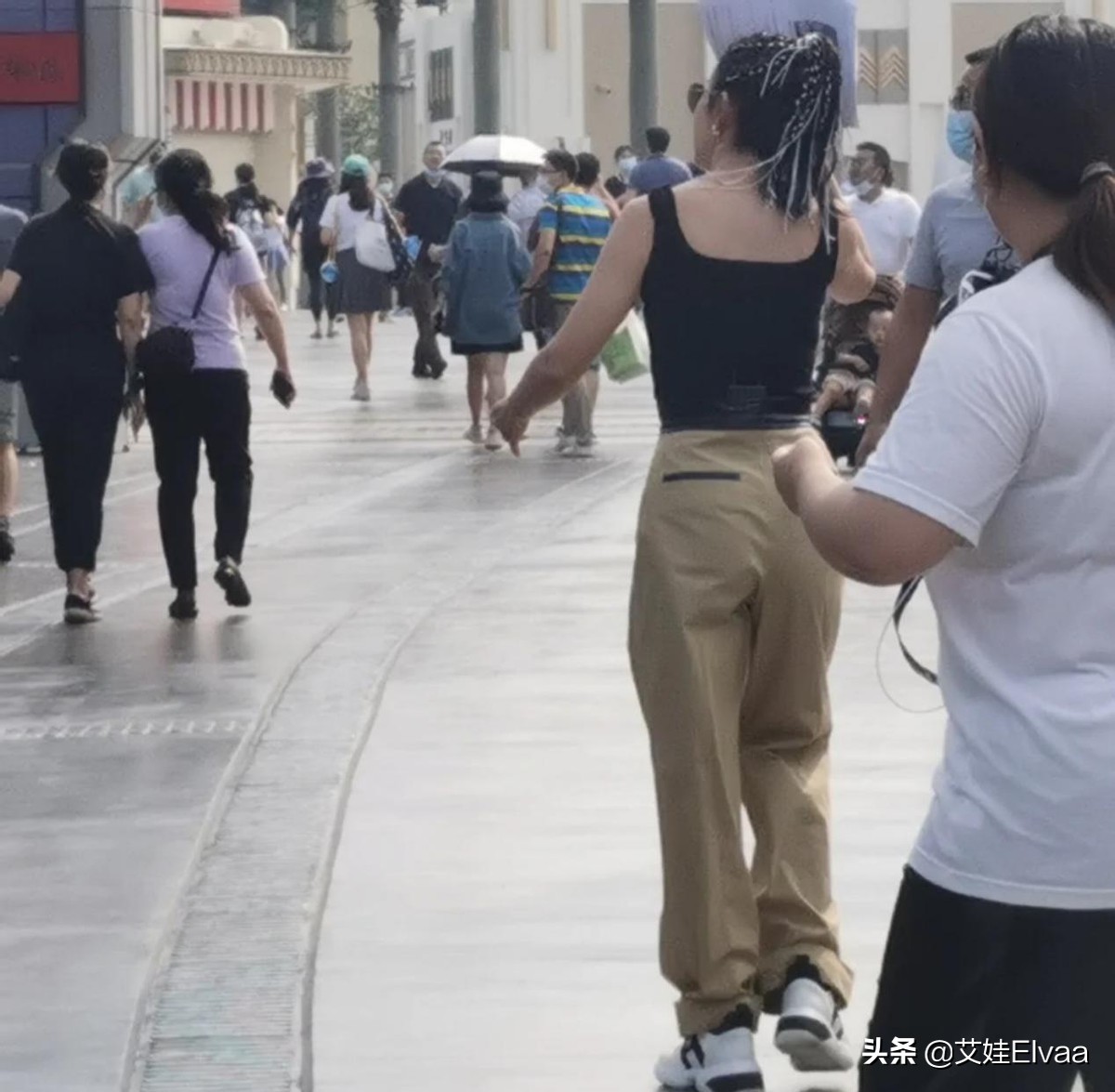 李冰冰环球影城被偶遇，穿背心变胖背厚手臂粗，这打扮一看就强势