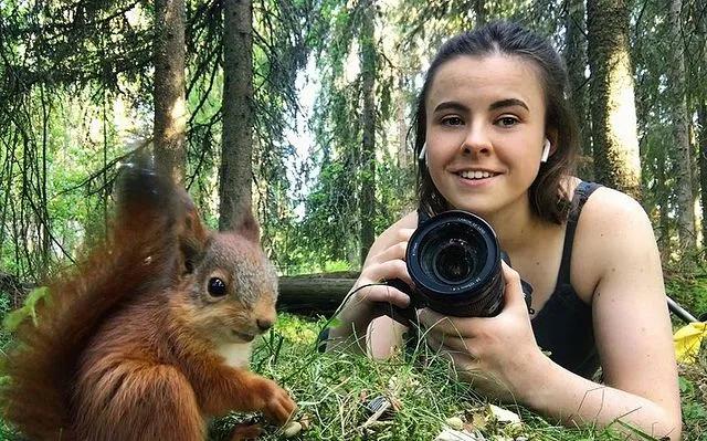 葬礼当天，她成为了四个孩子的“后妈”，网友：这是童话故事吧