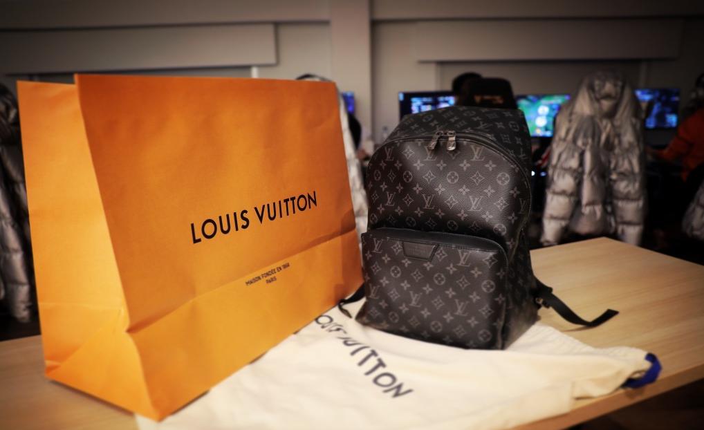 FPX全员收到LV送的包包，总价值近10万，余霜羡慕管泽元遭殃