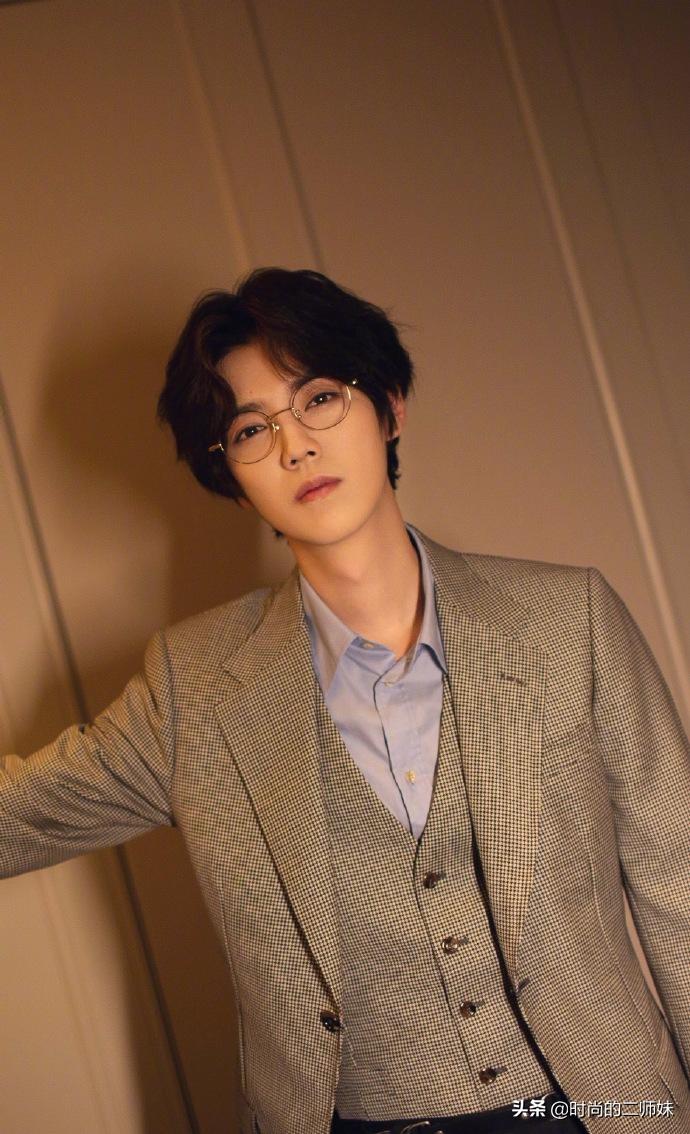 鹿晗这身贵公子打扮不得不夸！中分小卷+眼镜杀，帅起来真要命