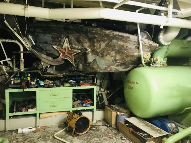 捡了大便宜!俄舰与货船相撞,舰艏红星掉落,竟成货船水手战利品