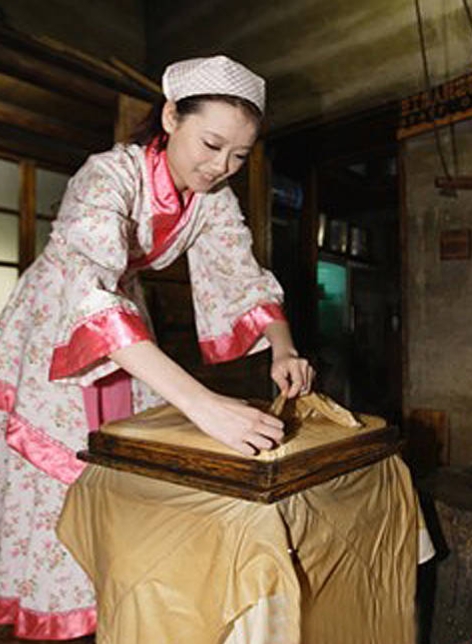 老丈人一生中娶了三个女人，我曾跟丈母娘学磨豆腐