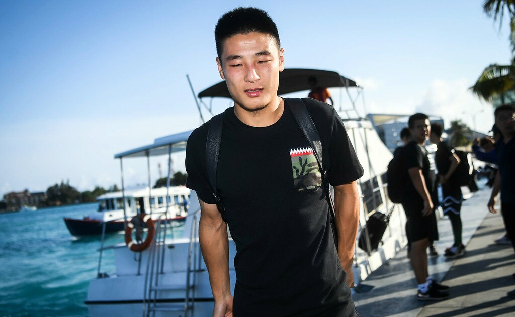 国足郑智穿西装照片,艾克森晒与郑智张琳芃合影