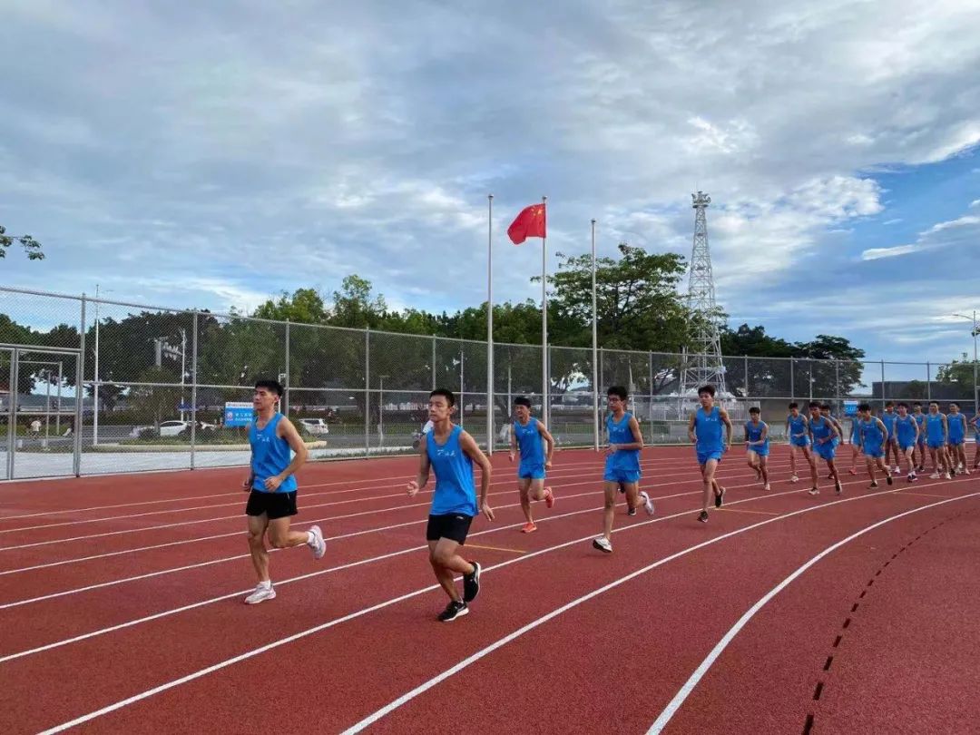 在足球场上感受到快乐,在人民广场上踢球