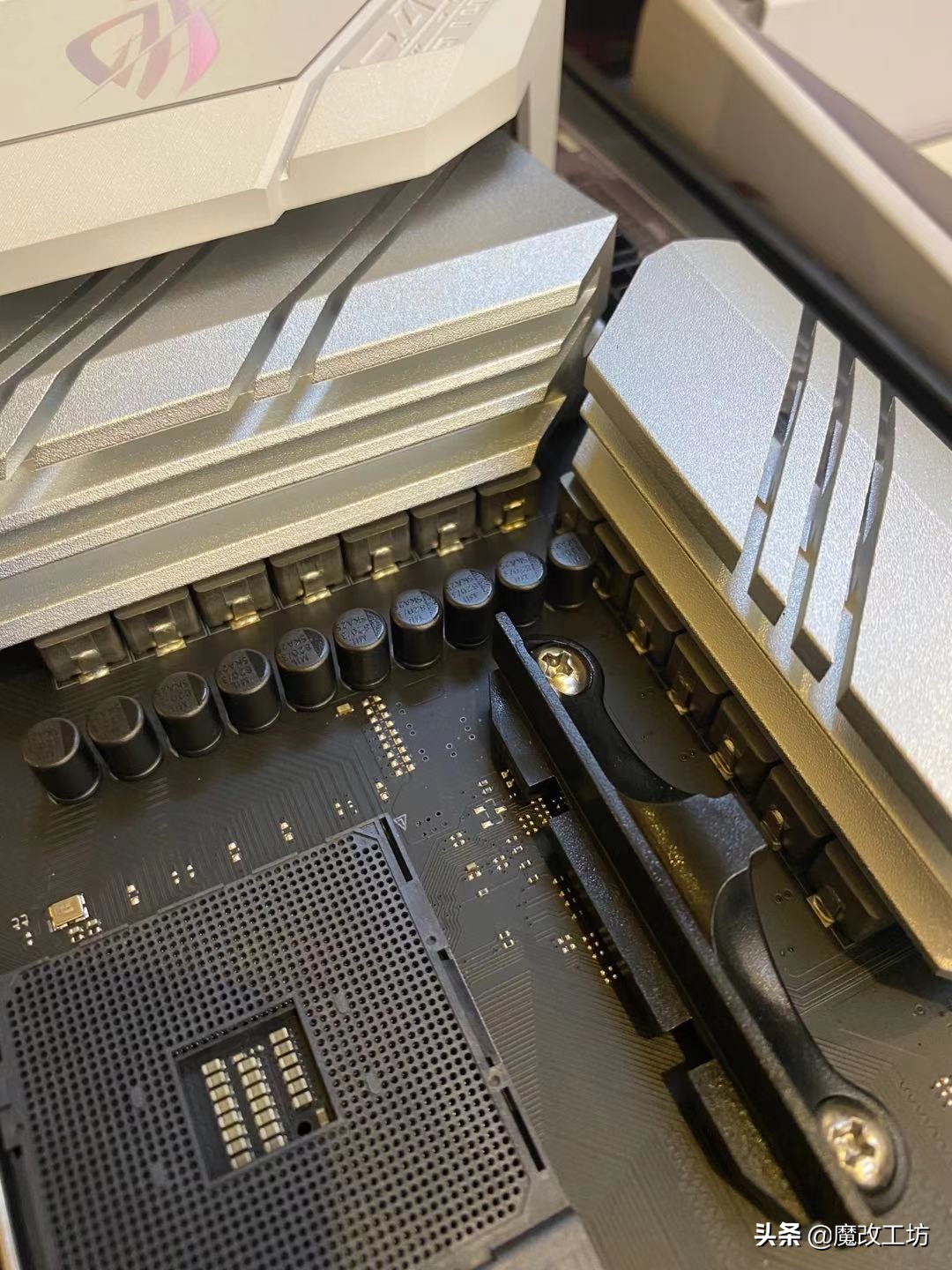 出厂即卡死！AMD锐龙5600X处理器+华硕ROG吹雪主板