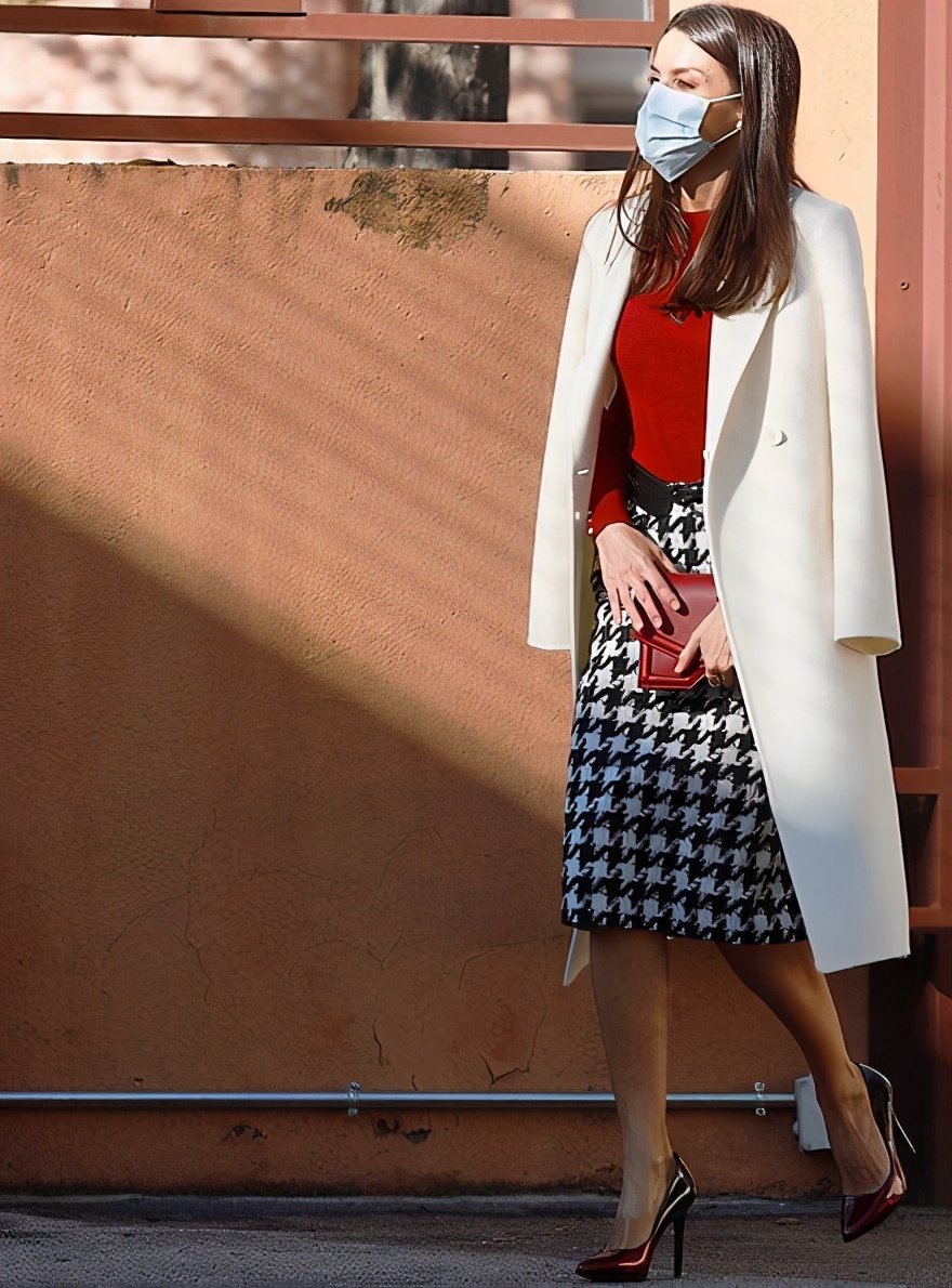 莱后这次让人眼前一亮啊！红毛衣配千鸟格裙，纯白大衣霸气披上肩