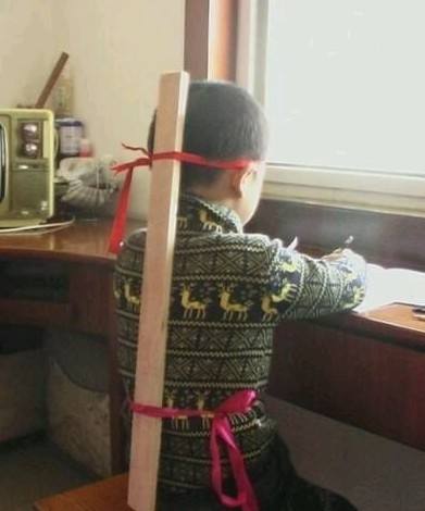 驼背怎么矫正成平肩,略微驼背怎么矫正