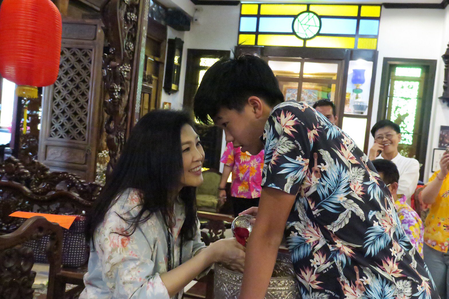 53岁泰国前总理英拉好年轻啊！穿爱马仕拖鞋逛超市，一身都是名牌