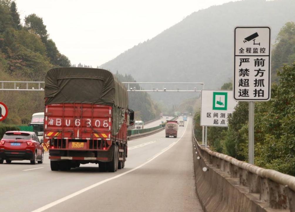 高速突然有个动态指示牌限速80,跑高速遇到限速80怎么驶出路段