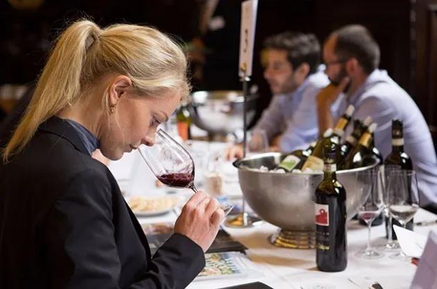 白葡萄酒口感为什么带酸味,自制葡萄酒有点带酸味正常吗