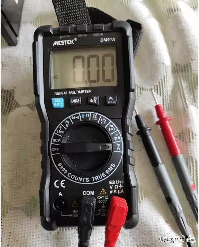 零基础老电工教你快速使用万用表,万用表不会用老电工教你