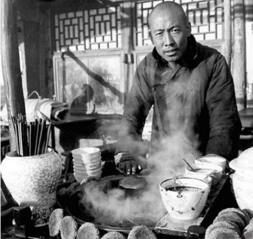 开国上将回故乡,看到警车封路并且隔开群众,怒问:耍什么排场?