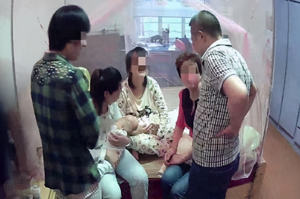 没经验的宝妈如何喂奶,宝妈当众哺乳被老人指责太轻浮