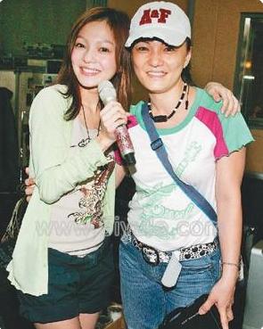 人前是巨星，人后是赚钱工具？这7位明星的爹妈，堪比“吸血鬼”